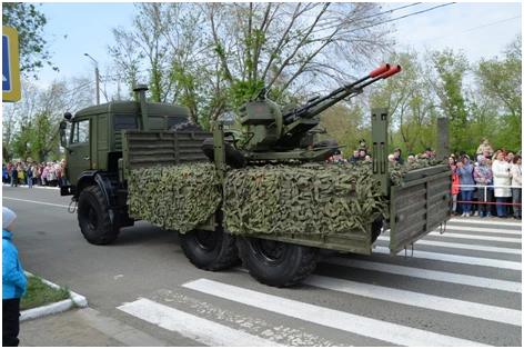 Торжественный митинг и праздничный парад в честь 78-й годовщины Великой Победы состоялись в Соль-Илецке на улице Карла Маркса.