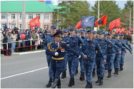 Торжественный митинг и праздничный парад в честь 78-й годовщины Великой Победы состоялись в Соль-Илецке на улице Карла Маркса.