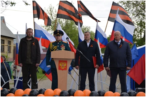 Торжественный митинг и праздничный парад в честь 78-й годовщины Великой Победы состоялись в Соль-Илецке на улице Карла Маркса.